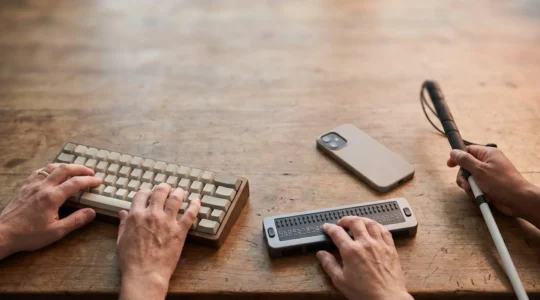Mains diverses interagissant avec des outils numériques accessibles, symbolisant un web inclusif pour tous