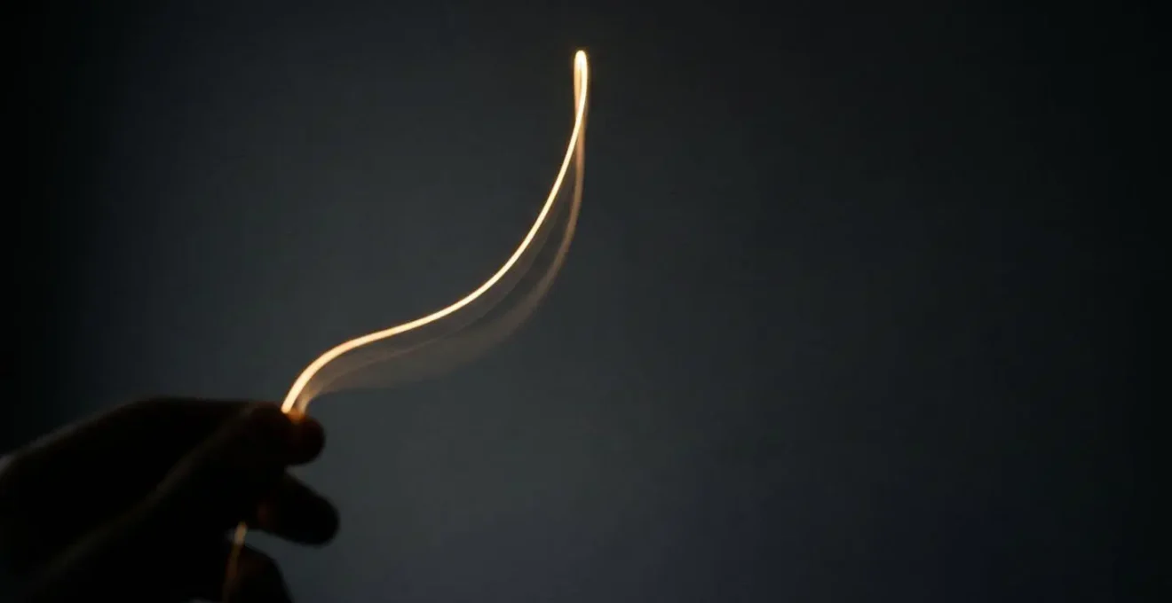 Un fil de lumière doré qui trace un chemin narratif dans l'obscurite, symbolisant un message visuel grave dans la memoire