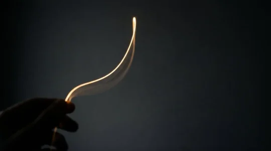 Un fil de lumière doré qui trace un chemin narratif dans l'obscurite, symbolisant un message visuel grave dans la memoire