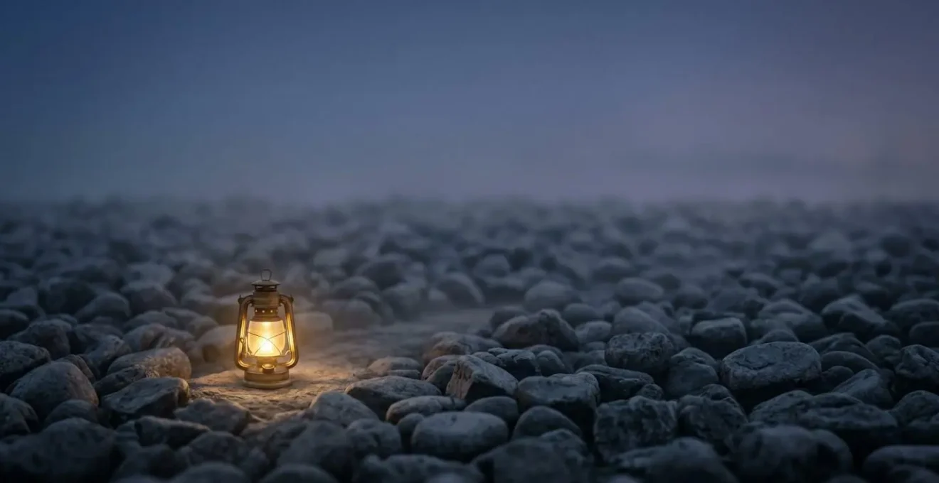 Une petite lanterne allumée se distingue nettement au milieu d'un champ de pierres sombres et floues, symbolisant une petite marque visible dans les réponses des moteurs IA.