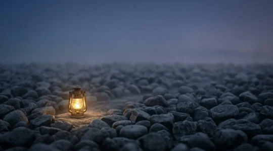 Une petite lanterne allumée se distingue nettement au milieu d'un champ de pierres sombres et floues, symbolisant une petite marque visible dans les réponses des moteurs IA.