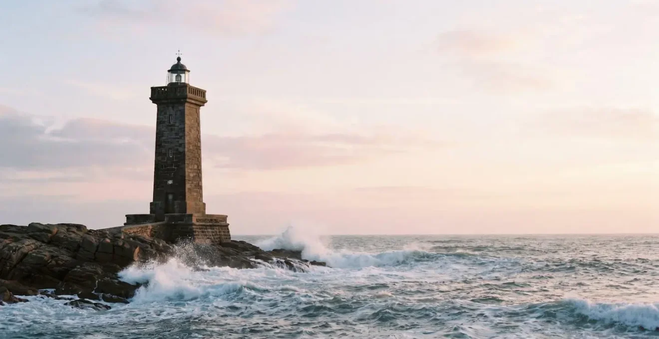 Un phare en pierre resistant fermement aux vagues sur une cote rocheuse, symbolisant un positionnement Google durable face aux fluctuations